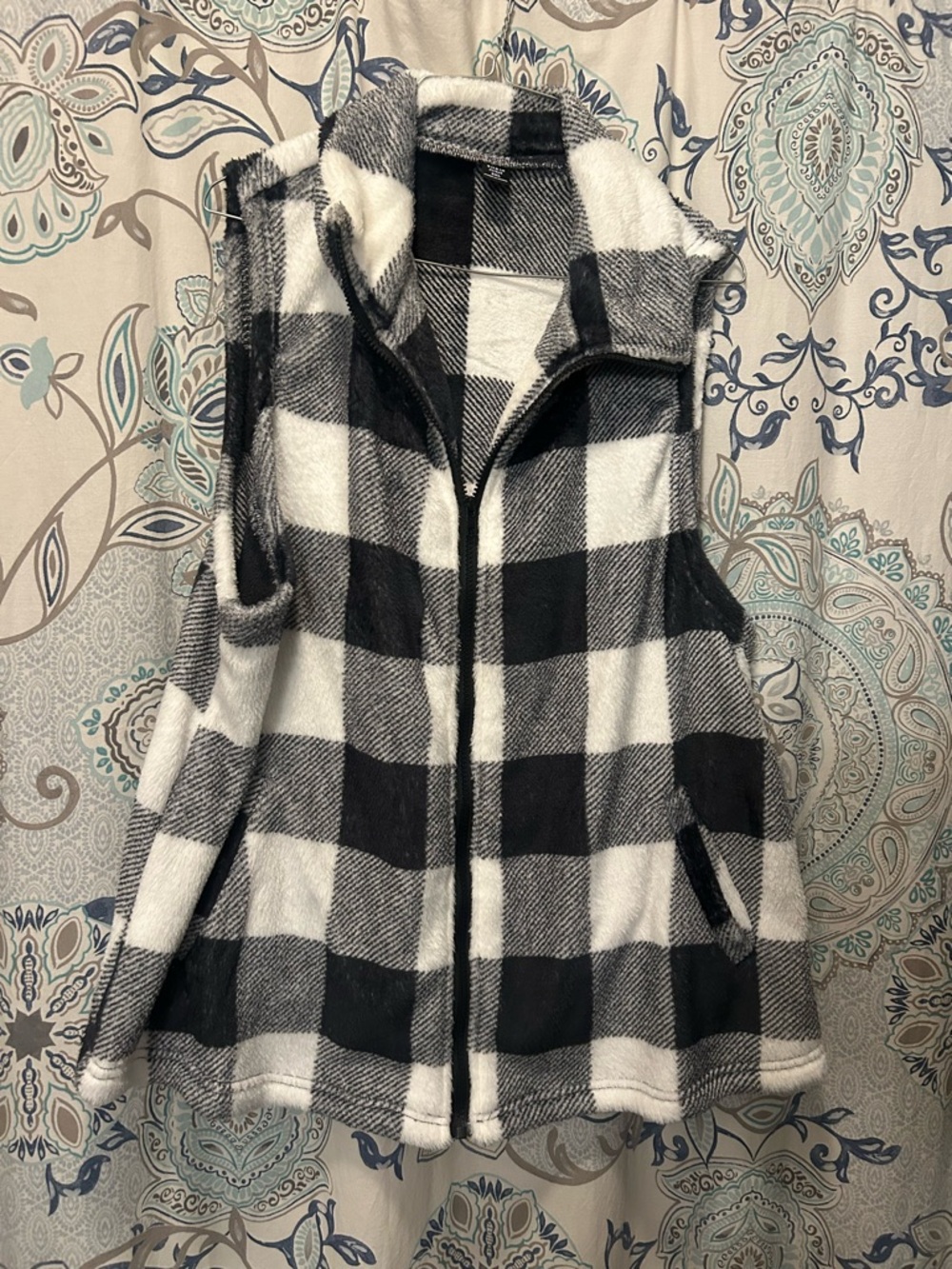 SHEIN Black & White Buffalo Plaid Fleece Vest